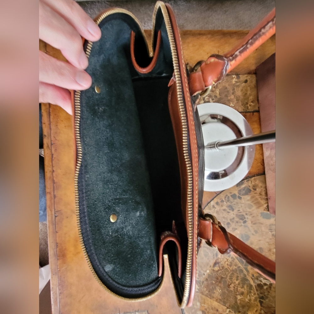 Dooney & Bourke vintage dome style bag. - Picture 8 of 13